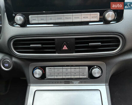 Серый Хендай Kona Electric, объемом двигателя 0 л и пробегом 117 тыс. км за 18800 $, фото 20 на Automoto.ua