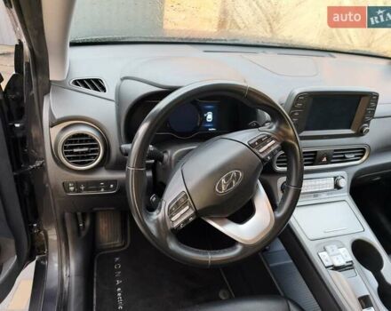 Серый Хендай Kona Electric, объемом двигателя 0 л и пробегом 121 тыс. км за 16000 $, фото 10 на Automoto.ua