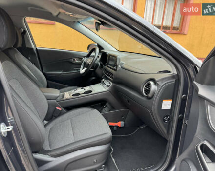 Серый Хендай Kona Electric, объемом двигателя 0 л и пробегом 106 тыс. км за 15999 $, фото 34 на Automoto.ua