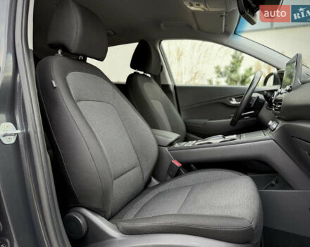 Серый Хендай Kona Electric, объемом двигателя 0 л и пробегом 87 тыс. км за 19552 $, фото 72 на Automoto.ua