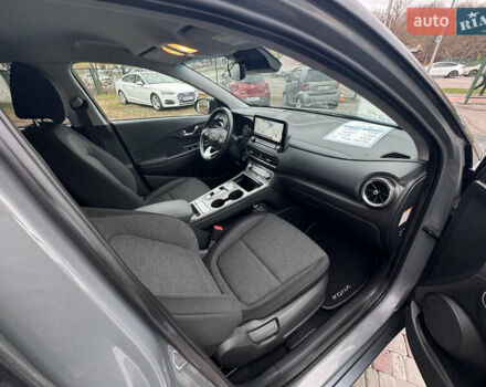 Серый Хендай Kona Electric, объемом двигателя 0 л и пробегом 65 тыс. км за 17999 $, фото 40 на Automoto.ua