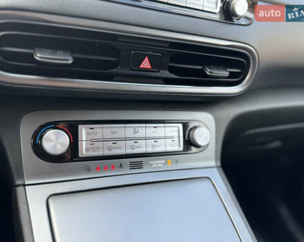 Серый Хендай Kona Electric, объемом двигателя 0 л и пробегом 77 тыс. км за 15999 $, фото 51 на Automoto.ua