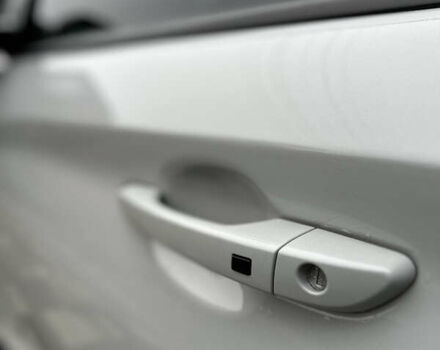 Серый Хендай Kona Electric, объемом двигателя 0 л и пробегом 63 тыс. км за 17900 $, фото 14 на Automoto.ua