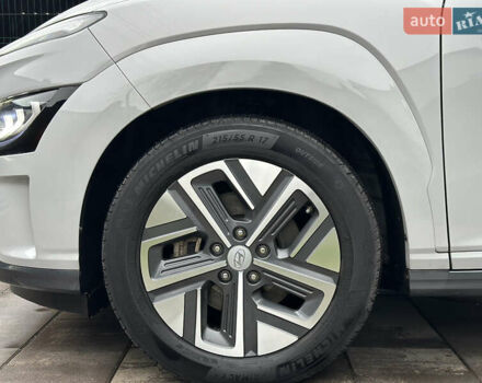 Серый Хендай Kona Electric, объемом двигателя 0 л и пробегом 63 тыс. км за 17900 $, фото 12 на Automoto.ua