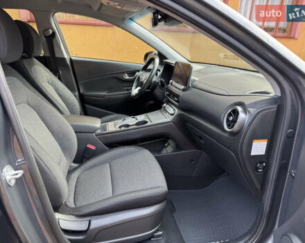 Серый Хендай Kona Electric, объемом двигателя 0 л и пробегом 77 тыс. км за 15999 $, фото 36 на Automoto.ua