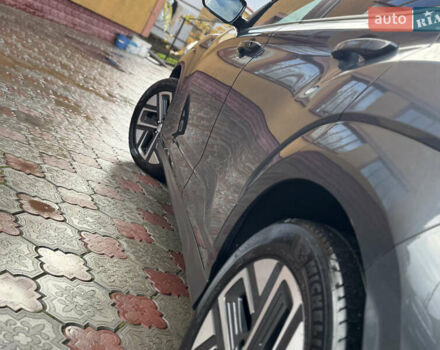 Серый Хендай Kona Electric, объемом двигателя 0 л и пробегом 77 тыс. км за 15999 $, фото 68 на Automoto.ua