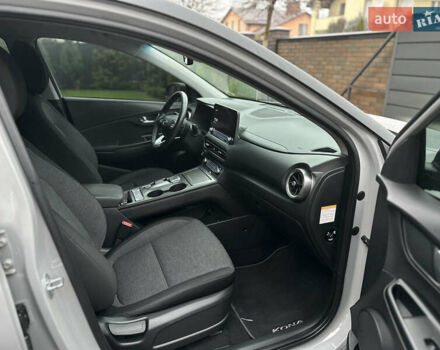 Серый Хендай Kona Electric, объемом двигателя 0 л и пробегом 63 тыс. км за 17900 $, фото 33 на Automoto.ua