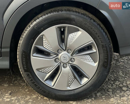 Серый Хендай Kona Electric, объемом двигателя 0 л и пробегом 72 тыс. км за 20154 $, фото 22 на Automoto.ua