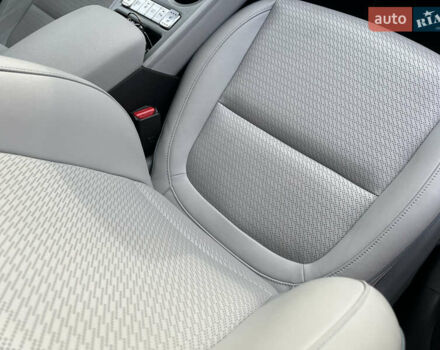 Серый Хендай Kona Electric, объемом двигателя 0 л и пробегом 72 тыс. км за 20154 $, фото 48 на Automoto.ua