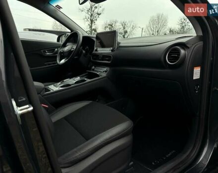 Серый Хендай Kona Electric, объемом двигателя 0 л и пробегом 65 тыс. км за 19900 $, фото 88 на Automoto.ua