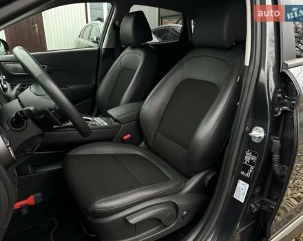 Серый Хендай Kona Electric, объемом двигателя 0 л и пробегом 65 тыс. км за 19900 $, фото 3 на Automoto.ua