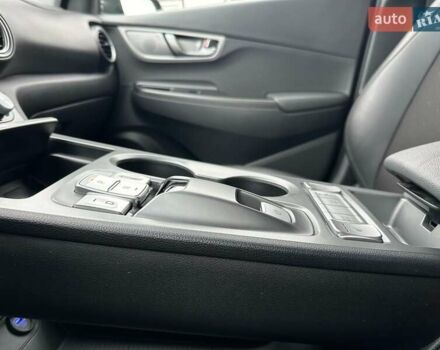 Серый Хендай Kona Electric, объемом двигателя 0 л и пробегом 65 тыс. км за 19900 $, фото 69 на Automoto.ua