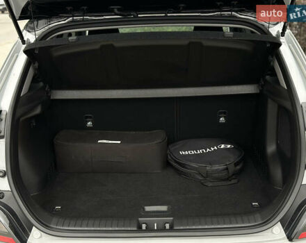 Серый Хендай Kona Electric, объемом двигателя 0 л и пробегом 63 тыс. км за 18450 $, фото 38 на Automoto.ua