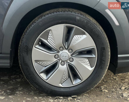 Серый Хендай Kona Electric, объемом двигателя 0 л и пробегом 72 тыс. км за 20154 $, фото 20 на Automoto.ua