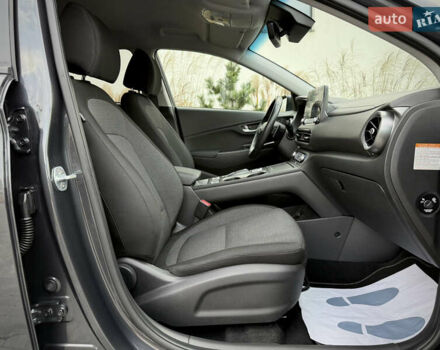 Серый Хендай Kona Electric, объемом двигателя 0 л и пробегом 87 тыс. км за 19552 $, фото 71 на Automoto.ua