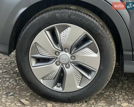Серый Хендай Kona Electric, объемом двигателя 0 л и пробегом 72 тыс. км за 20154 $, фото 21 на Automoto.ua