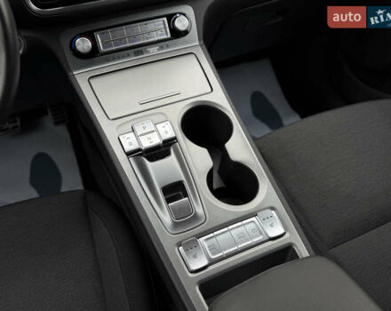 Серый Хендай Kona Electric, объемом двигателя 0 л и пробегом 87 тыс. км за 19552 $, фото 61 на Automoto.ua