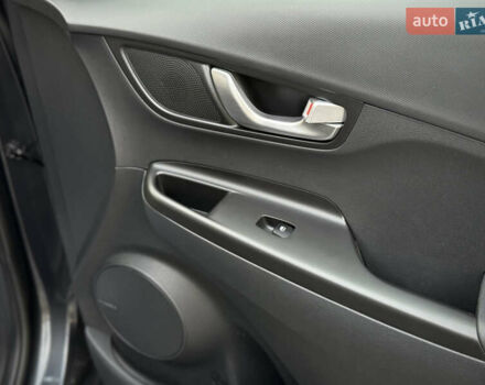 Серый Хендай Kona Electric, объемом двигателя 0 л и пробегом 87 тыс. км за 19552 $, фото 81 на Automoto.ua