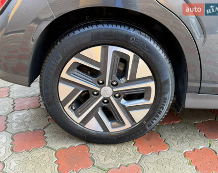 Серый Хендай Kona Electric, объемом двигателя 0 л и пробегом 77 тыс. км за 15999 $, фото 65 на Automoto.ua