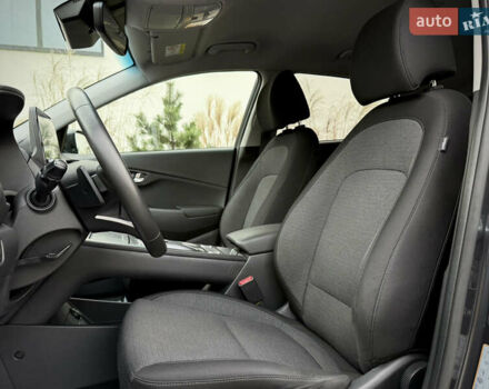 Серый Хендай Kona Electric, объемом двигателя 0 л и пробегом 87 тыс. км за 19552 $, фото 67 на Automoto.ua