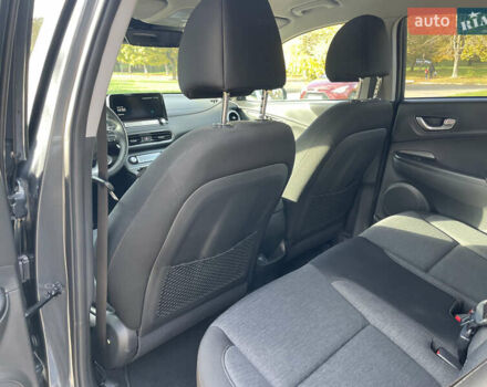 Серый Хендай Kona Electric, объемом двигателя 0 л и пробегом 48 тыс. км за 17390 $, фото 16 на Automoto.ua