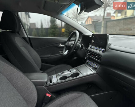 Серый Хендай Kona Electric, объемом двигателя 0 л и пробегом 63 тыс. км за 17900 $, фото 34 на Automoto.ua