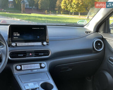 Серый Хендай Kona Electric, объемом двигателя 0 л и пробегом 48 тыс. км за 17390 $, фото 28 на Automoto.ua