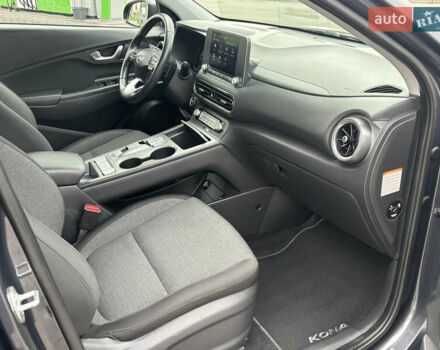 Сірий Хендай Kona Electric, об'ємом двигуна 0 л та пробігом 52 тис. км за 16450 $, фото 64 на Automoto.ua