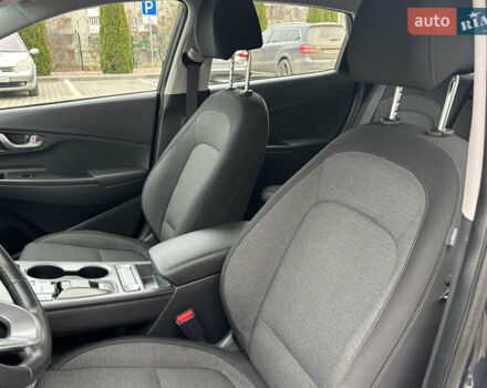 Сірий Хендай Kona Electric, об'ємом двигуна 0 л та пробігом 52 тис. км за 16450 $, фото 29 на Automoto.ua