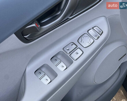 Серый Хендай Kona Electric, объемом двигателя 0 л и пробегом 72 тыс. км за 20154 $, фото 61 на Automoto.ua