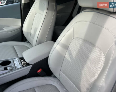 Серый Хендай Kona Electric, объемом двигателя 0 л и пробегом 72 тыс. км за 20154 $, фото 30 на Automoto.ua