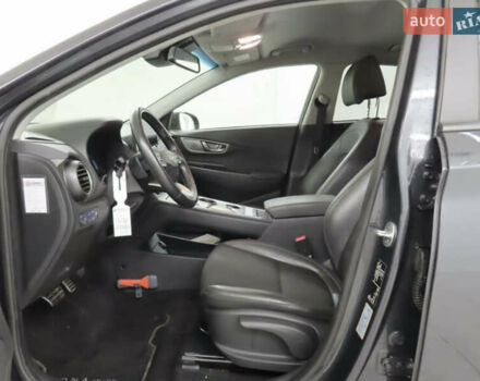Серый Хендай Kona Electric, объемом двигателя 0 л и пробегом 130 тыс. км за 17950 $, фото 4 на Automoto.ua