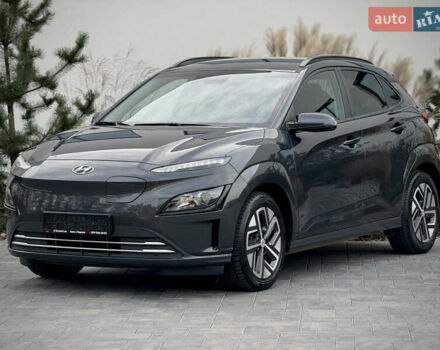 Серый Хендай Kona Electric, объемом двигателя 0 л и пробегом 87 тыс. км за 19552 $, фото 2 на Automoto.ua