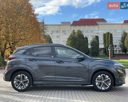 Серый Хендай Kona Electric, объемом двигателя 0 л и пробегом 48 тыс. км за 17390 $, фото 4 на Automoto.ua