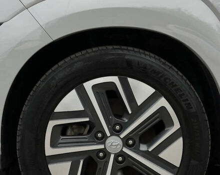 Серый Хендай Kona Electric, объемом двигателя 0 л и пробегом 63 тыс. км за 18450 $, фото 16 на Automoto.ua