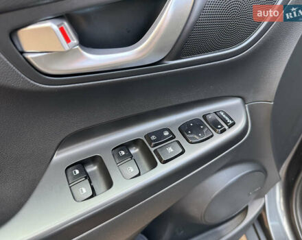 Серый Хендай Kona Electric, объемом двигателя 0 л и пробегом 77 тыс. км за 15999 $, фото 12 на Automoto.ua