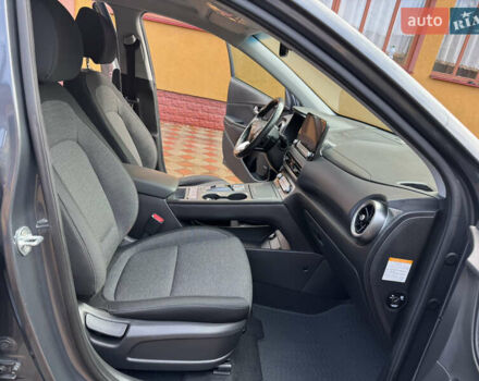 Серый Хендай Kona Electric, объемом двигателя 0 л и пробегом 77 тыс. км за 15999 $, фото 19 на Automoto.ua