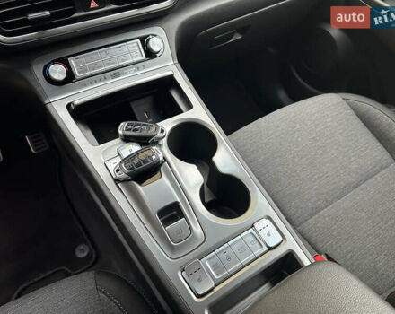 Сірий Хендай Kona Electric, об'ємом двигуна 0 л та пробігом 44 тис. км за 17600 $, фото 19 на Automoto.ua