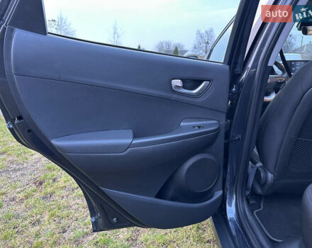 Сірий Хендай Kona Electric, об'ємом двигуна 0 л та пробігом 23 тис. км за 17900 $, фото 18 на Automoto.ua