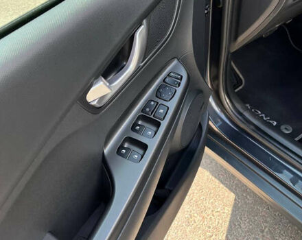 Серый Хендай Kona Electric, объемом двигателя 0 л и пробегом 30 тыс. км за 18000 $, фото 6 на Automoto.ua