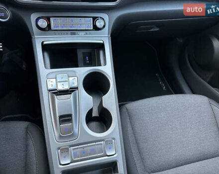 Сірий Хендай Kona Electric, об'ємом двигуна 0 л та пробігом 23 тис. км за 17900 $, фото 23 на Automoto.ua