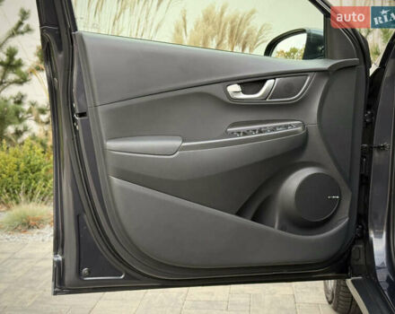 Серый Хендай Kona Electric, объемом двигателя 0 л и пробегом 87 тыс. км за 19552 $, фото 76 на Automoto.ua