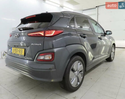Серый Хендай Kona Electric, объемом двигателя 0 л и пробегом 130 тыс. км за 17950 $, фото 1 на Automoto.ua