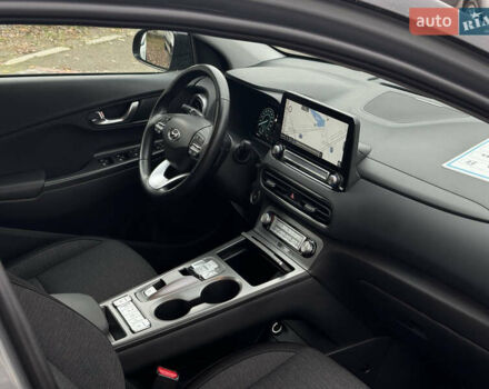 Серый Хендай Kona Electric, объемом двигателя 0 л и пробегом 65 тыс. км за 17999 $, фото 1 на Automoto.ua