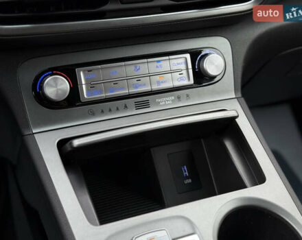 Серый Хендай Kona Electric, объемом двигателя 0 л и пробегом 87 тыс. км за 19552 $, фото 63 на Automoto.ua