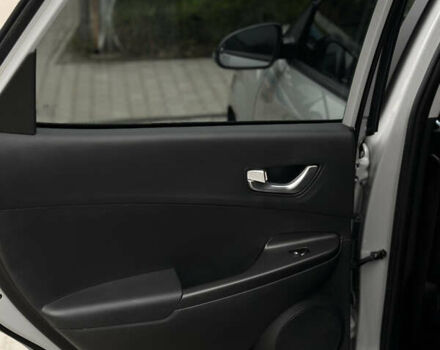 Серый Хендай Kona Electric, объемом двигателя 0 л и пробегом 63 тыс. км за 18450 $, фото 37 на Automoto.ua