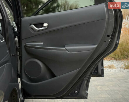 Серый Хендай Kona Electric, объемом двигателя 0 л и пробегом 87 тыс. км за 19552 $, фото 83 на Automoto.ua