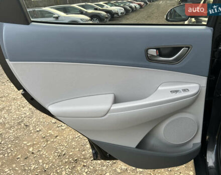 Серый Хендай Kona Electric, объемом двигателя 0 л и пробегом 72 тыс. км за 20154 $, фото 35 на Automoto.ua