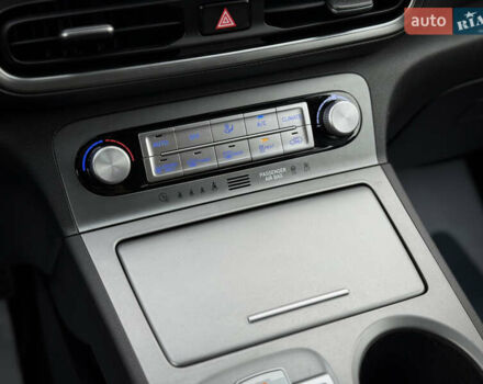 Серый Хендай Kona Electric, объемом двигателя 0 л и пробегом 87 тыс. км за 19552 $, фото 93 на Automoto.ua