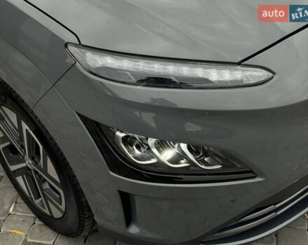 Серый Хендай Kona Electric, объемом двигателя 0 л и пробегом 65 тыс. км за 17999 $, фото 13 на Automoto.ua